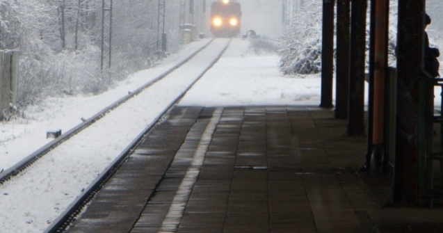 A treia zi de ninsori si viscol: 16 curse aeriene au intarzieri, 120 de trenuri au fost anulate. Autostrazi, drumuri nationale si judetene, inchise