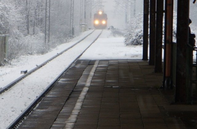 A treia zi de ninsori si viscol: 16 curse aeriene au intarzieri, 120 de trenuri au fost anulate. Autostrazi, drumuri nationale si judetene, inchise