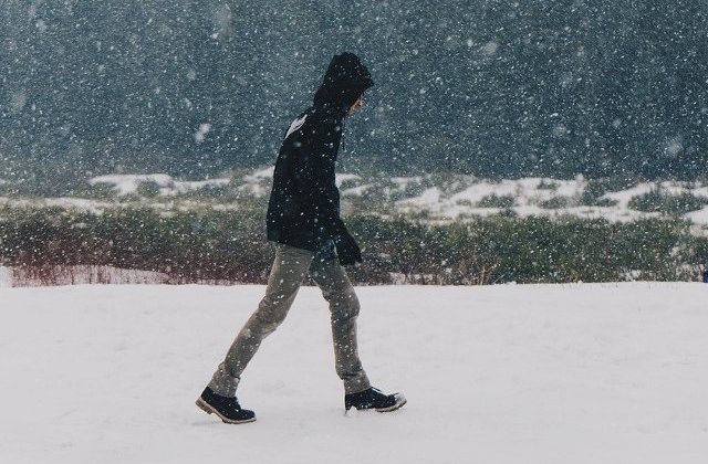 Adolescent, salvat de politisti dupa ce s-a ratacit din cauza viscolului