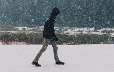 Adolescent, salvat de politisti dupa ce s-a ratacit din cauza viscolului