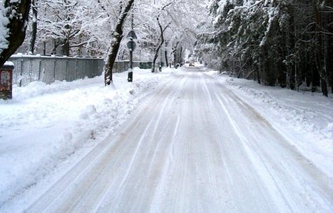 Ambulanta blocata in zapada, in timp ce transporta doi copii la spital