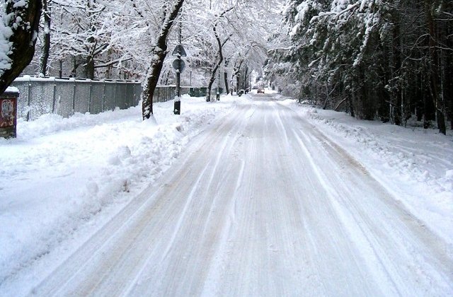 Ambulanta blocata in zapada, in timp ce transporta doi copii la spital
