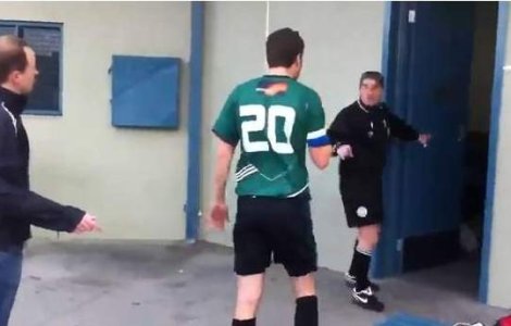  Video  Un fotbalist a fost eliminat fiindca avea un piercing in penis