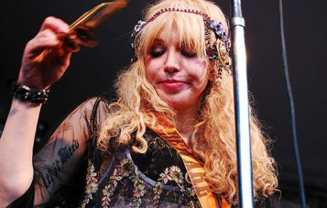 Courtney Love, ranita intr-un incendiu