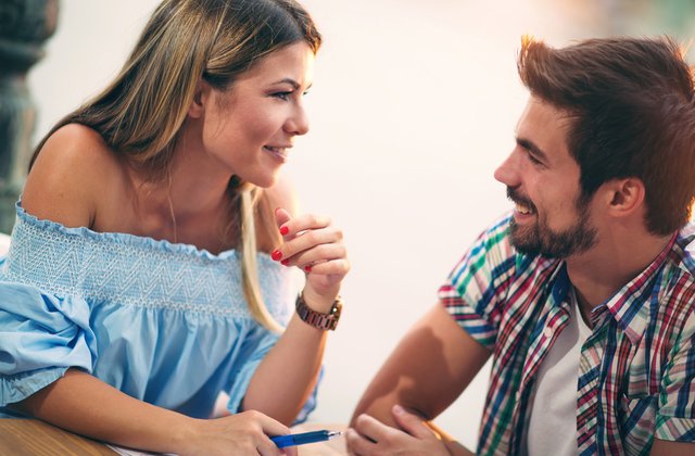 7 intrebari pe care sa le pui la prima intalnire, potrivit avocatilor