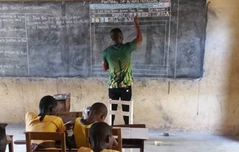 Un profesor din Ghana preda informatica fara calculator. Microsoft ia initiativa