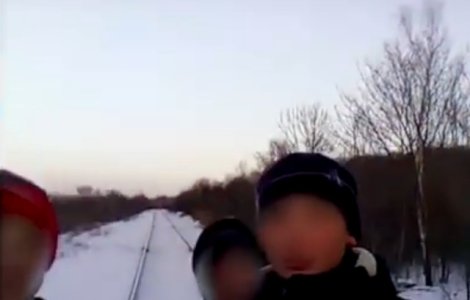 Cinci elevi rusi s-au filmat pe calea ferata, in timp ce trenul venea in viteza/ VIDEO