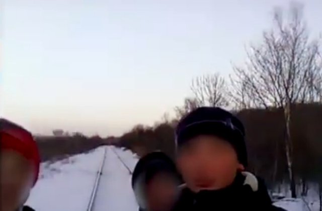 Cinci elevi rusi s-au filmat pe calea ferata, in timp ce trenul venea in viteza/ VIDEO