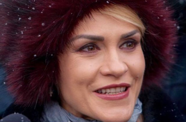 Firea, mesaj pentru cei care au scris despre caciula ei de blana: Este cumparata de la taraba de langa partia Sorica. Aveau si pe gri, daca doriti