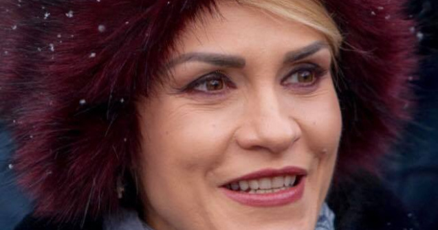Firea, mesaj pentru cei care au scris despre caciula ei de blana: Este cumparata de la taraba de langa partia Sorica. Aveau si pe gri, daca doriti