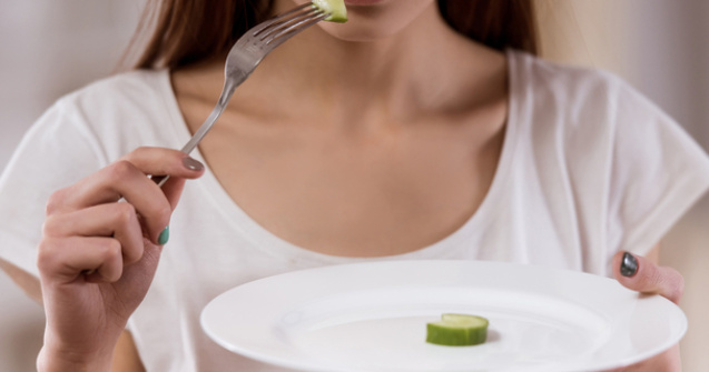  Top  7 semne alarmante care pot indica o tulburare de alimentatie