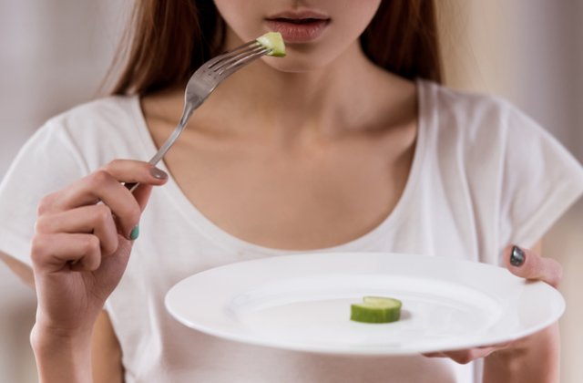 7 semne alarmante care pot indica o tulburare de alimentatie