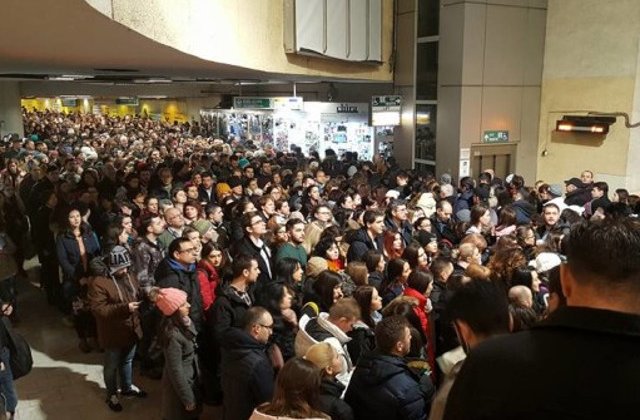 Aglomeratie la metrou in aceasta dimineata. Explicatia companiei/ VIDEO