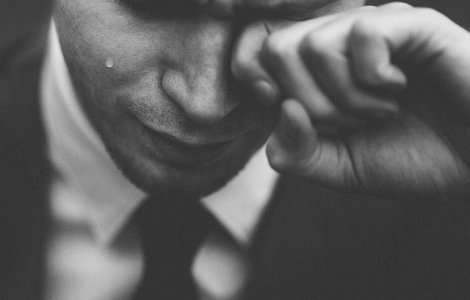 Studiu: Boala Parkinson ar putea fi "citita" in lacrimi