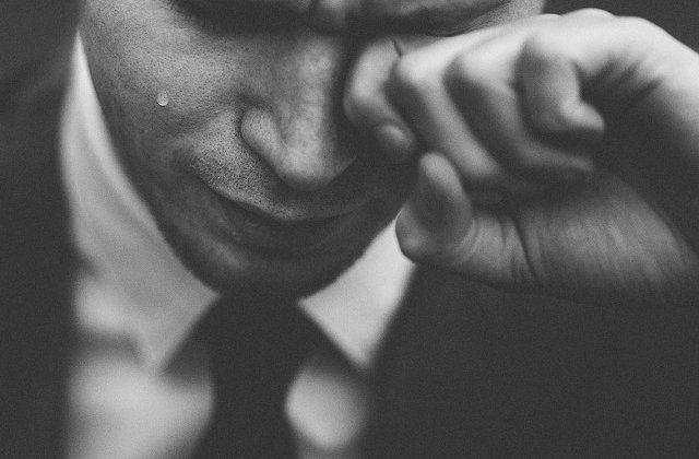 Studiu: Boala Parkinson ar putea fi "citita" in lacrimi