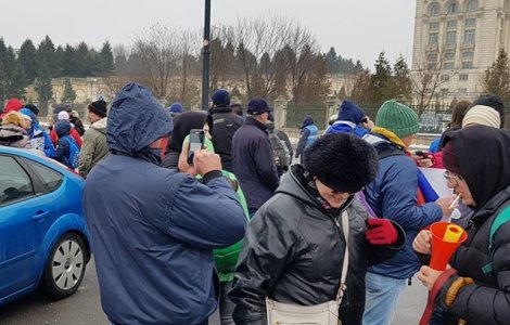 Protest la Parlament: Aproximativ 200 de oameni protesteaza impotriva modificarilor la Legile Justitiei