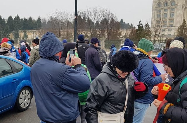Protest la Parlament: Aproximativ 200 de oameni protesteaza impotriva modificarilor la Legile Justitiei