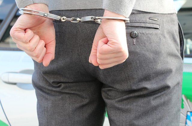 Vanzatoare, stransa de gat pentru 75 de lei