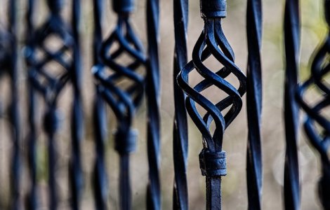 O femeie a ramas cu mana intepenita intr-un grilaj si a murit de frig