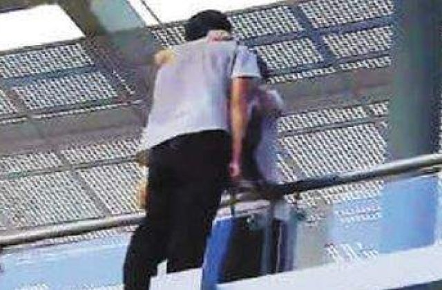 [VIDEO] Salvat de la moarte cu un sarut!