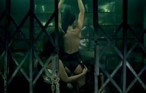  Video  Inna, dezbracata de cateva femei in noul videoclip