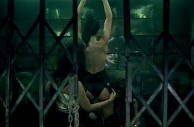 [VIDEO] Inna, dezbracata de cateva femei in noul videoclip