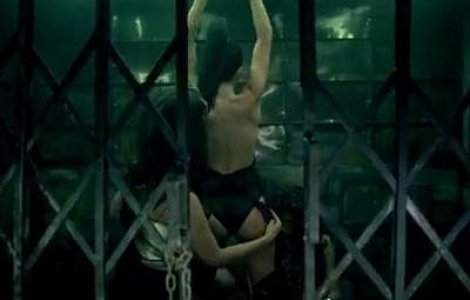  Video  Inna, dezbracata de cateva femei in noul videoclip