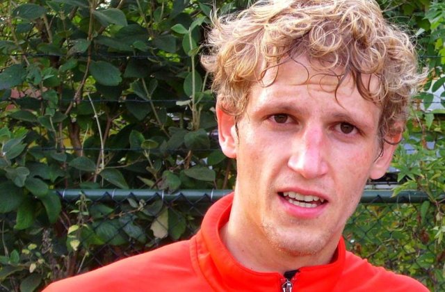 Nesu se lupta sa-si miste caruciorul cu mana