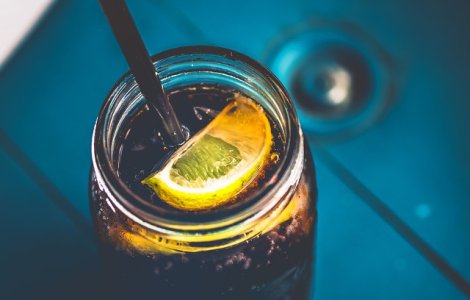 Studiu: Bauturile carbogazoase care au un continut mare de zahar cresc riscul de cancer