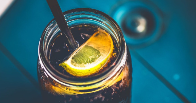 Studiu: Bauturile carbogazoase care au un continut mare de zahar cresc riscul de cancer