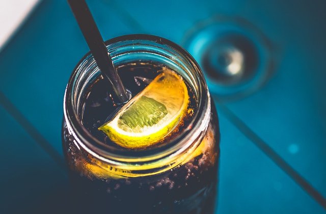 Studiu: Bauturile carbogazoase care au un continut mare de zahar cresc riscul de cancer