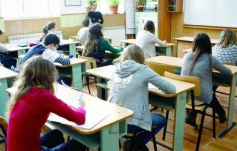 Dambovita: Elevi amendati de jandarmi dupa ce au jucat barbut in sala de curs