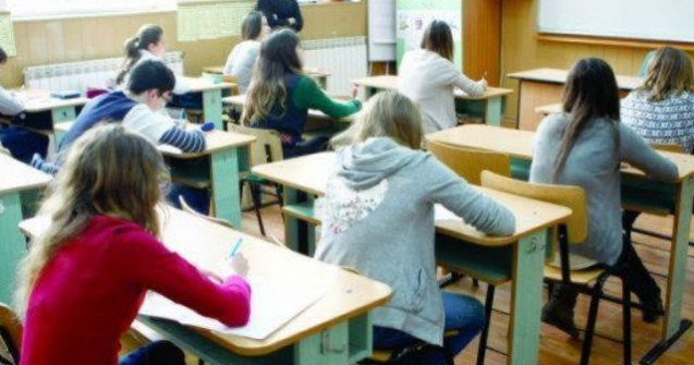 Dambovita: Elevi amendati de jandarmi dupa ce au jucat barbut in sala de curs