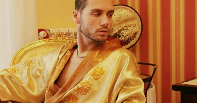 34 de preoti homosexuali, dati in vileag de o escorta masculina