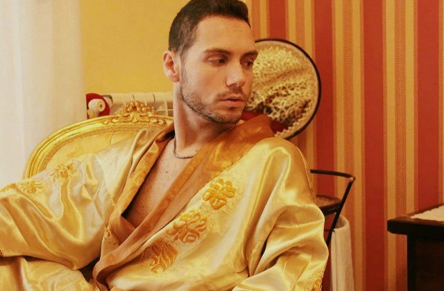 34 de preoti homosexuali, dati in vileag de o escorta masculina