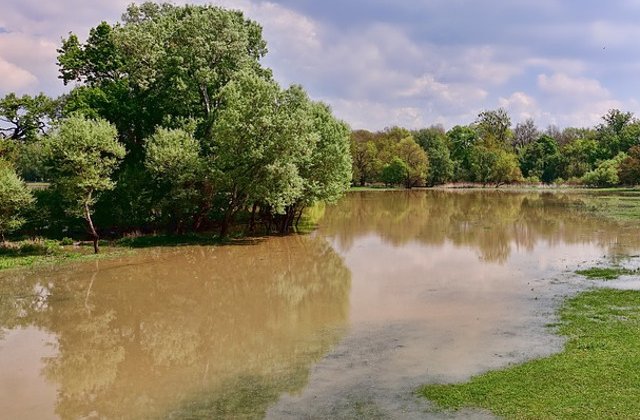 Cod galben si cod portocaliu de inundatii pe rauri din 15 bazine hidrografice