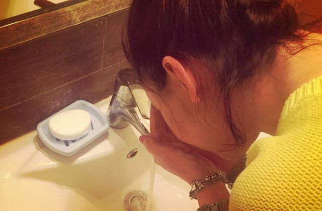 10 greseli pe care sa NU le mai faci atunci cand te speli pe fata