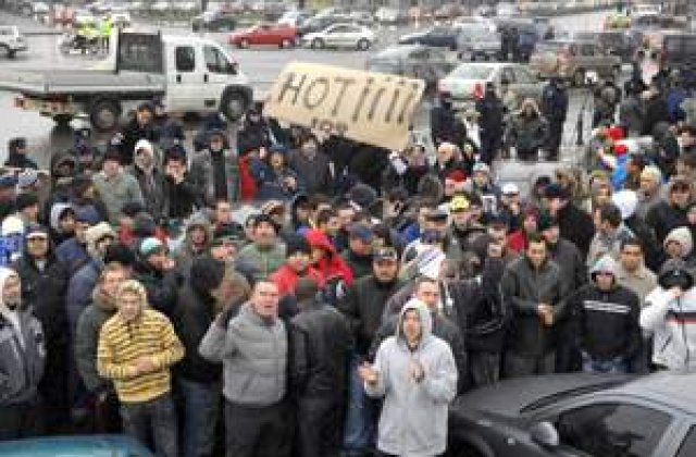 Taxa ramane, protestele continua