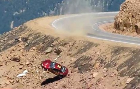  Video  A cazut in prapastie, cu masina, la raliu
