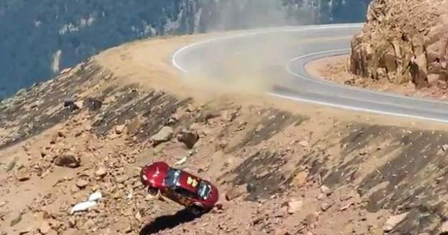  Video  A cazut in prapastie, cu masina, la raliu