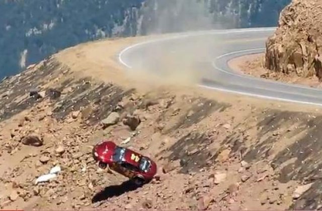 [VIDEO] A cazut in prapastie, cu masina, la raliu