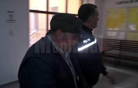 Suceava: Un barbat si-a stropit tatal cu benzina si i-a dat foc