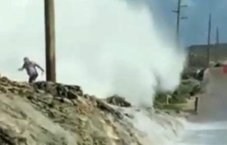 Un turist a supravietuit dupa ce a fost lovit de un val de 12 metri, in Bahamas/ VIDEO