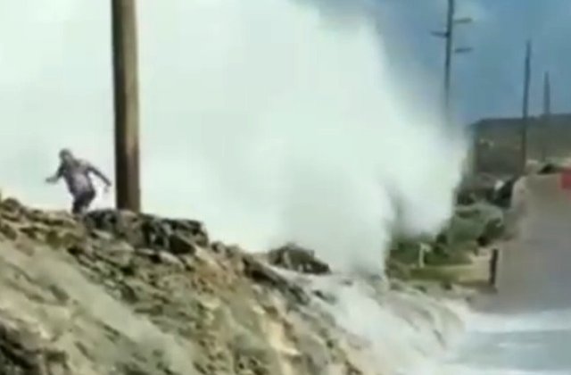 Un turist a supravietuit dupa ce a fost lovit de un val de 12 metri, in Bahamas/ VIDEO