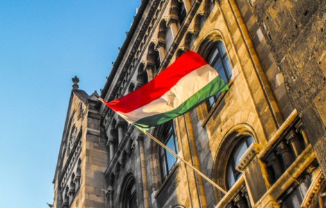 Primarul din Sfantu Gheorghe a arborat numai steagul Ungariei pe strazile din oras