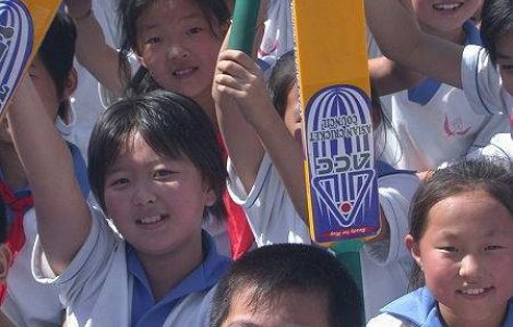 Miracol in China: O fetita de doi ani care a cazut de la etajul 10, salvata de o trecatoare