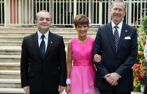 Geoana catre Boc: "Trebuie sa mai si dai, nu doar sa tai"