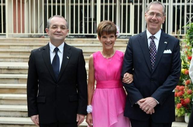 Geoana catre Boc: "Trebuie sa mai si dai, nu doar sa tai"