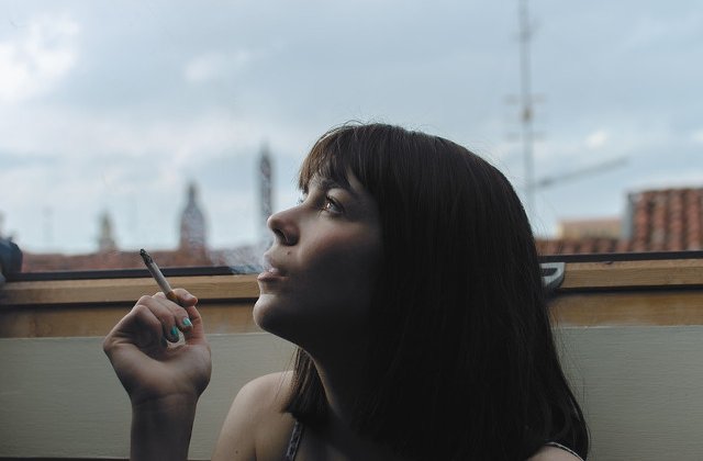 Studiu: Fumatul poate creste cu pana la 60% riscul de pierdere a auzului