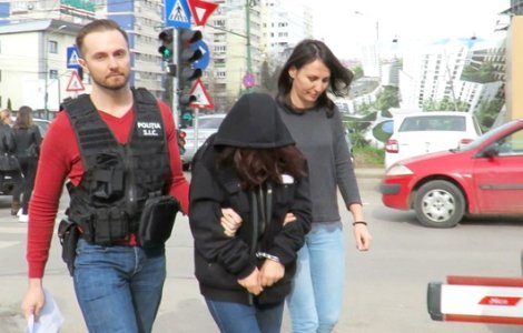 Legisti: Fetita de patru ani ucisa de mama ei a murit inecata. Femeia nu isi poate explica gestul
